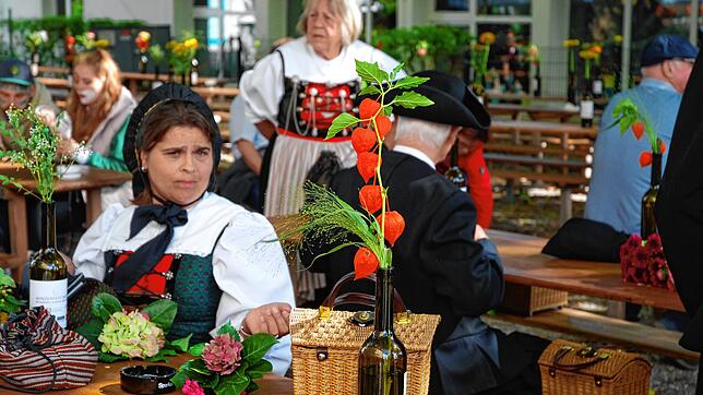 Noch herrscht Ruhe vor dem Sturm, kurze Zeit nach dem großen Umzug wurden die gemütlichen Plätze auf dem Festplatz gestürmt.