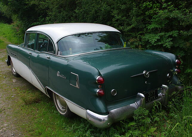 Dieser Buick Century des Jahrgangs 1954 trägt ein altes englisches Kennzeichen 377UYX. Das U hat nichts zu bedeuten, YX heißt, dass es ...