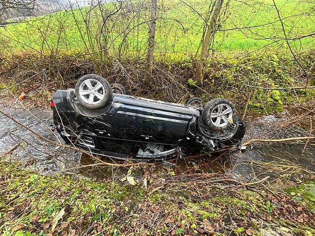 Die Fahrerin hat Glück, sie kommt leicht verletzt raus.