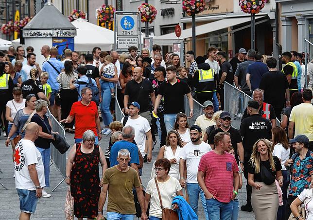 Am Einlass gab es keine Probleme. Die Besucher strömten frühzeitig &ndash; hier an der Marktstätten-Unterführung &ndash; auf das Festglände.