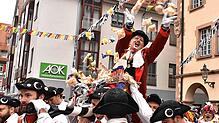 Seit 300 Jahren wird in Sigmaringen gebräutelt: Auf der Stange sitzend, muss ein vor der Heirat stehender Mann (oder jemand in einer ...