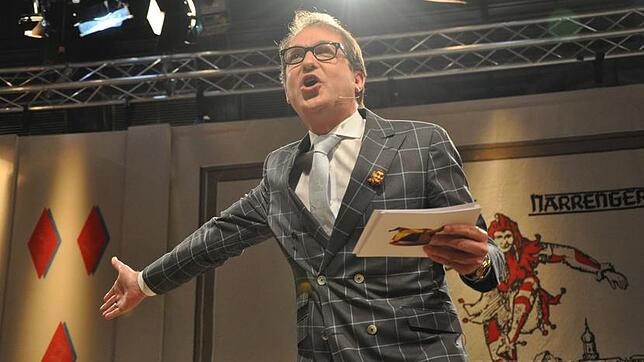 Im karierten Kampfanzug: Bundesverkehrsminister Alexander Dobrindt zeigte in der Verhandlung des Narrengerichts Stockach vollen Einsatz.