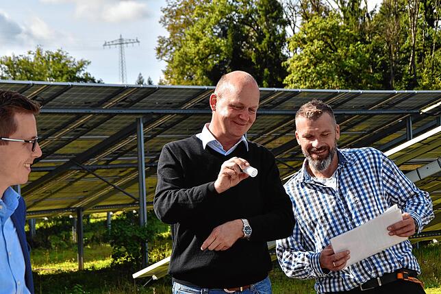 Auch Bürgermeister Benjamin Mors (links) sowie Thomas Schneider und Marco Reinhold von der Projektierungsgesellschaft gefiel die ...