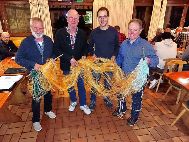 Auch der neu formierte Vorstand des Fischereivereins Untersee und Rhein will an einem Strang ziehen. Im Amt bestätigt (von links): ...