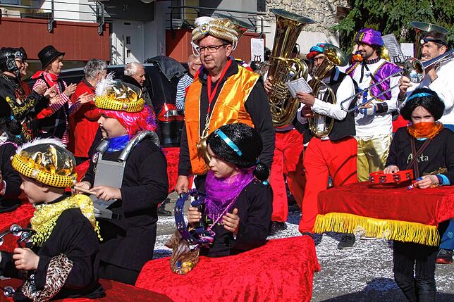 Auch das gehörte zu den Auftritten eines Dirigenten: Regelmäßig beteiligt sich der Musikverein Stetten-Bergöschingen an der Fasnacht ...
