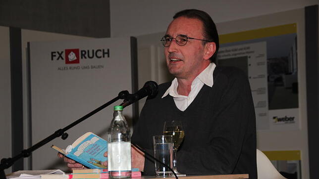 Gerhard Hentschel las anlässlich des Literaturfextivals Erzählzeit in den Räumen von FX Ruch nicht nur aus seinem neuesten Buch ...