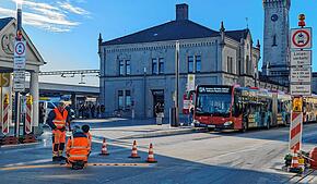 Mitarbeiter der Technischen Betriebe Konstanz arbeiten am 3. November im Bereich des Bahnhofplatzes daran, mehr Klarheit zu schaffen.