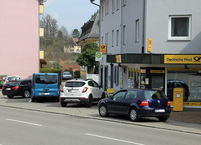 Vor der Laufenburger Postfiliale werden immer wieder Autos sogar auf dem Gehweg abgestellt. Eine Markierung soll den Fußgängern zu ihrem ...