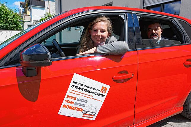 Helene Sommer im Vorfeld der ZF-Mobiltätsdemo Ende Juni mit Frans-Josef Müller, Betriebsratschef des ZF-Betriebs Z.