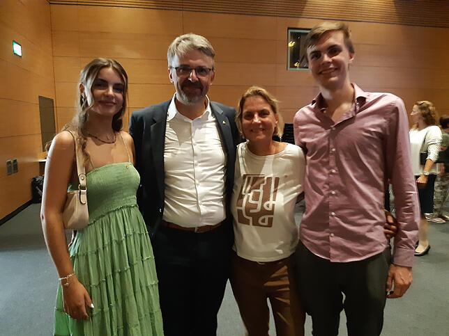 Nach rund eineinhalb Stunden Gratulationsmarathon: Der neue Waldshut-Tiengener Oberbürgermeister Martin Gruner (Zweiter von links) mit ...