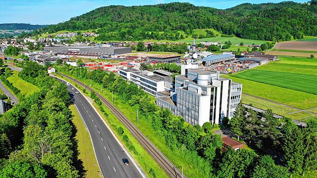 Luftaufnahme der ehemaligen Swissgrid-Schaltzentrale im Schweizer Laufenburg. Rechts hinter dem Gebäude soll ein 30 Meter hohes ...