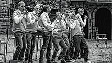 Mit Schlagern, Pop, Rock und Reggae sowie komödienhaften Dialogen will Josefslust die Fahrgäste unterhalten.