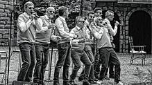 Mit Schlagern, Pop, Rock und Reggae sowie komödienhaften Dialogen will Josefslust die Fahrgäste unterhalten.