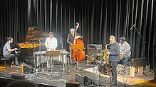 Im Jazzclub: Fabian Almazan (Klavier), Jalen Baker (Vibraphon), Ben Street (Bass), John Ellis (Saxophon) und  Johnathan Blake. Foto: ...