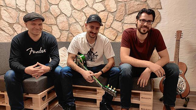 Die Band Ernstfall aus Weil am Rhein: Nikolaus &bdquo;Nikki&ldquo; Feuerstein am Bass, Dominic Ernst an der Gitarre und Gesang, Peter ...