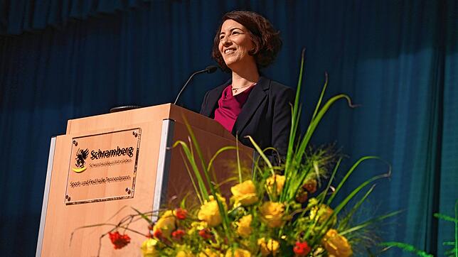 Oberbürgermeisterin Dorothee Eisenlohr begrüßt die Gäste und gibt einen Einblick in „100 Jahre vereintes Tennenbronn“.