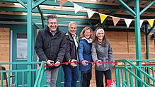 Bei der offiziellen Eröffnung des Naturkindergartens im Seepark schneiden Bürgermeister Ralph Gerster, Stadtbaumeister Jörg-Steffen ...