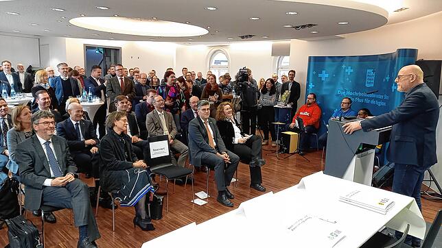 Verkehrsminister Winfried Hermann spricht von einem &bdquo;historischen Moment&ldquo;. In der ersten Reihe von links: Peter ...