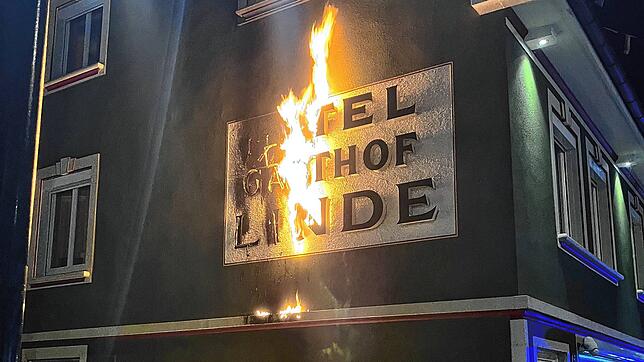 Die Leuchtschrift am Hotel Linde in der Karlstraße brennt am Abend es Montags, 22. Januar, lichterloh. Heißes, brennendes Plastik tropft ...