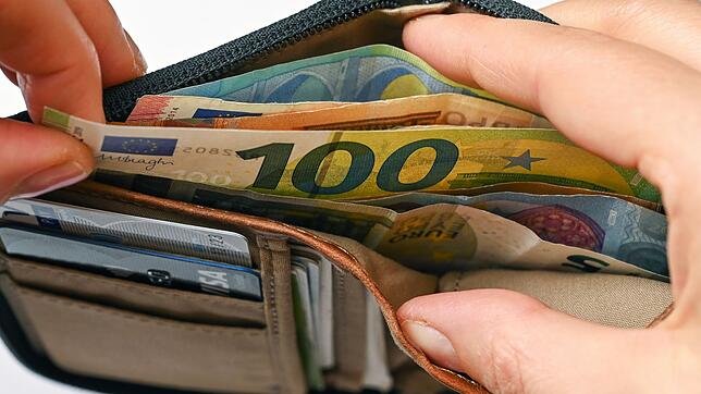 Bei jungen Menschen greift der Trend zum Cash Stuffing um sich. Was steckt dahinter?