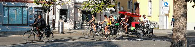 Jetzt sind es nur noch wenige Meter. Die Gruppe biegt auf den Landungsplatz ein.
