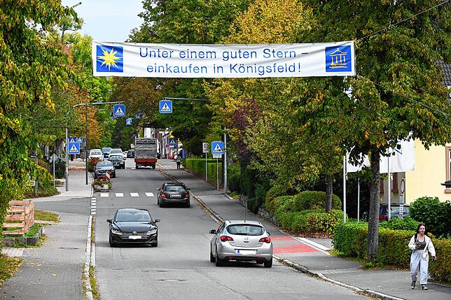 Das Banner über die Einfahrt nach Königsfeld soll geändert werden. Das Sternsymbol, links, soll durch das Königsfelder ...