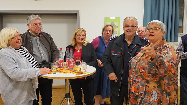 Beim informellen Austausch (vorne, von links): Astrid Müller, Berthold Eschbach, Karin Gallmann, Frank Schneider und Dekanin Christian ...