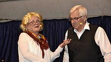 Eine Szene aus dem Stück der Theaterfreunde: Bürgermeister Helmut (Helmut Kaiser) und seine Frau Roswitha (Barbara Schramm-Neumann). ...