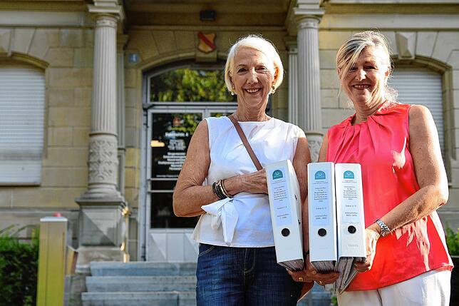 Elisabeth Horn (links) und Andrea Knorr, bevor sie die von ihnen gesammelten 5030 Unterschriften im Bauamt der Verwaltung übergaben.