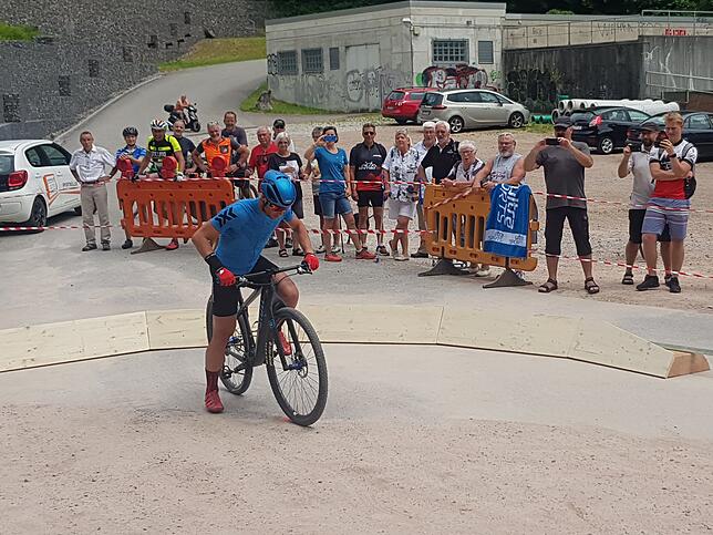 Pünktlich um 15 Uhr startet Kai Saaler, er will in 24 Stunden mindestens 18304 Höhenmeter mit dem Mountainbike erzwingen.