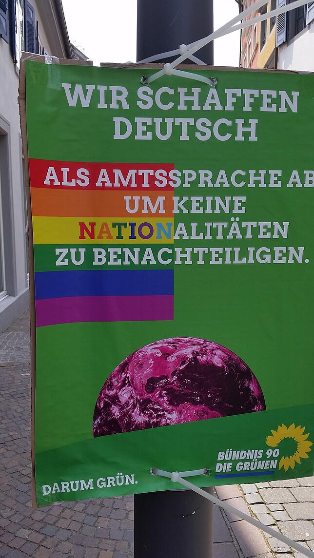 Mit gefälschten Plakaten wie diesen der Partei Bündnis 90/ Die Grünen sorgten zunächst unbekannte Personen kurz vor der Europa- und ...
