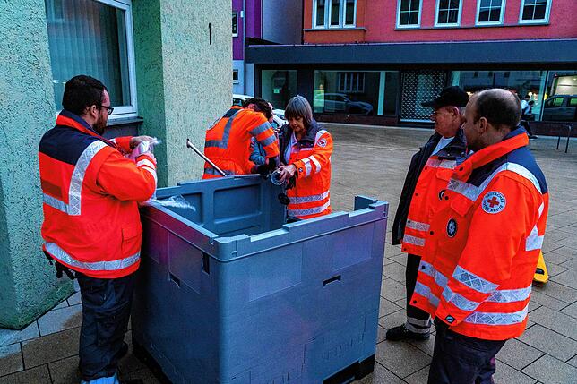 Die Helfer des DRK Bad Peterstal beim Aufbau der mobilen Wasserausgabestelle vor dem Rathaus.