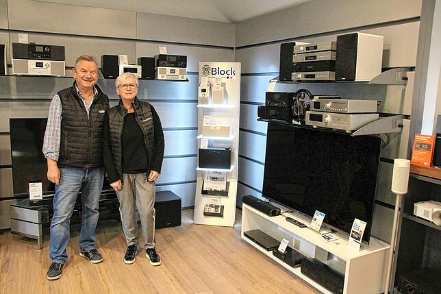 Von der Kaffeemaschine bis zum Großbild-Fernseher mit Lautsprecheranlage: Das Inhaber-Ehepaar Anton Scherzinger (links) und Annemarie ...