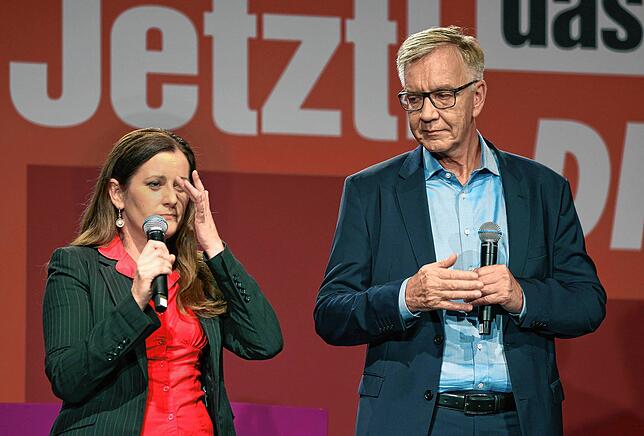 Kein Grund zur Freude auch hier: Janine Wissler (links), Parteivorsitzende von Die Linke, und Dietmar Bartsch, ...