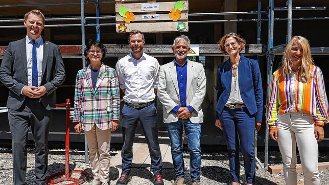 Glückliche Gesichter auf dem Richtfest zum neuen Pflegeheim auf der Mettnau: (von links) OB Simon Gröger, Bürgermeisterin Monika Laule, ...