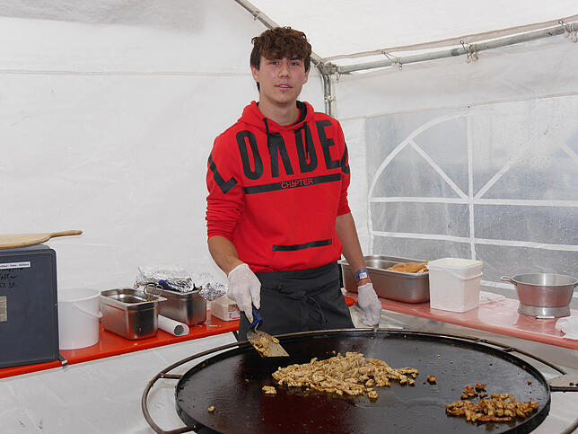 Adrian Kuhne, Koch im MV-Stand, warf 80 Kilogramm Puten-Gyros in den Wok.
