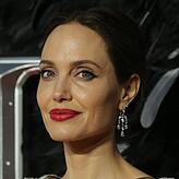 Angelina Jolie (44) wurde als Lara Croft in &bdquo;Tomb Raider&ldquo; (2001) bekannt. Für &bdquo;Durchgeknallt&ldquo; (2000) gewann sie ...