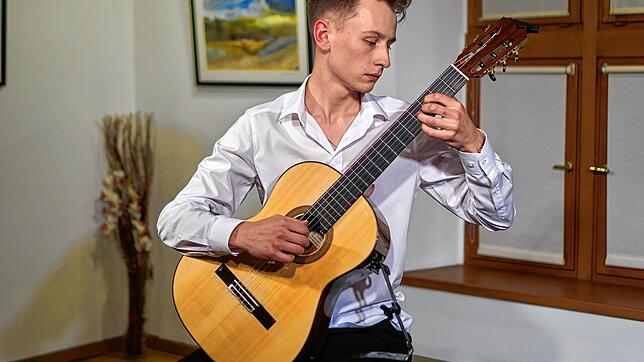 Talentiert: Der mehrfach ausgezeichnete Musiker Sergey Fedorov begeisterte das Publikum im Wehrer &bdquo;Storchehus&ldquo; mit seinem ...