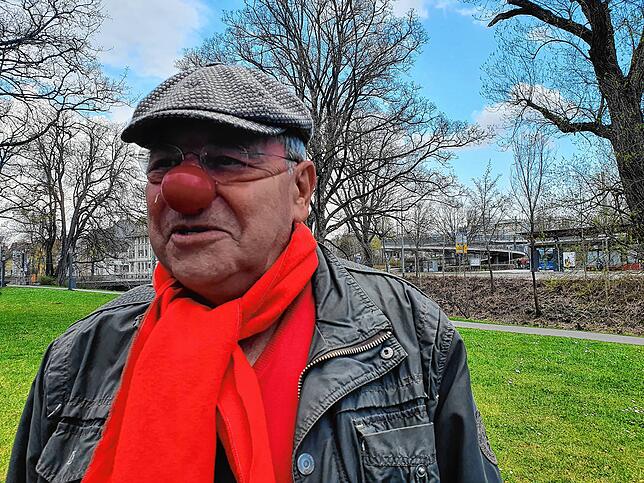 Nix war es. Enttäuscht verzieht der Clown sein Gesicht. Die Kontaktaufnahme mit anderen Menschen scheitert. Dafür gibt es eine Erklärung.