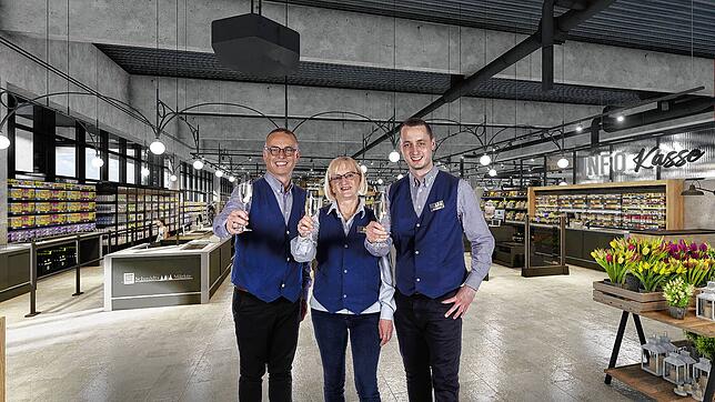 Stoßen auf den neuen Markt an: Matthias, Getrud und Maximilian Schmidt.
