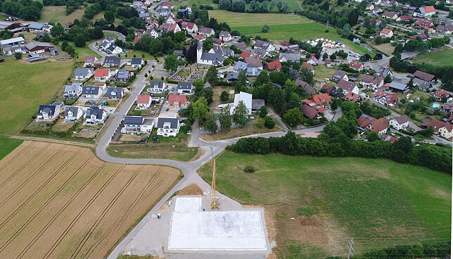 Noch vor wenigen Tagen war von der Halle Grüningen nur die Bodenplatte zu sehen. Seit Donnerstag wächst die Halle Tag für Tag ein großes ...