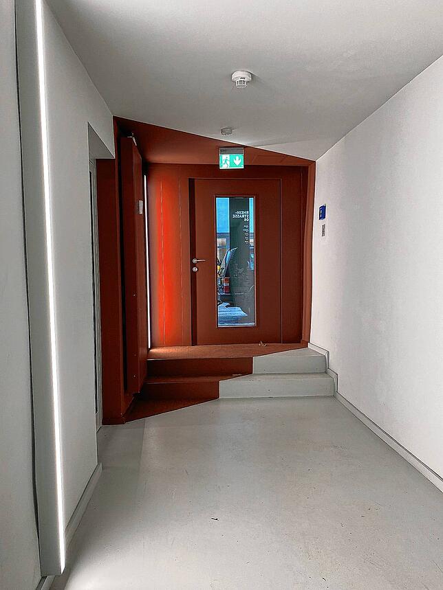 Auch die Treppenhaus-Eingänge sind in der historischen Fassadenfarbe „Ochsenblut“ gehalten.