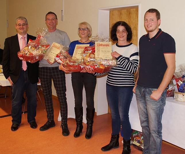 Der Vorsitzende Andreas Merk (von links) und sein Stellvertreter Philipp Schmidt (rechts) dankten Stefan Eckerle, Bettina Eckerle und ...