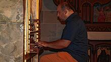 Der ukrainische Organist Taras Baginets an der barocken Marienorgel von 1761. Foto: Antonia Kitt