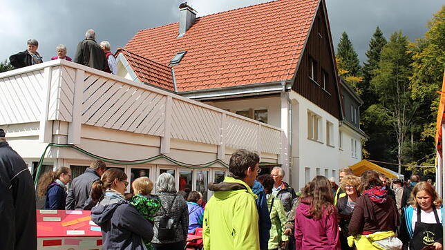 Zahlreiche Gäste kommen zur Besichtigung der umgebauten Bernhardshütte. Bilder: Roland Dürrhammer