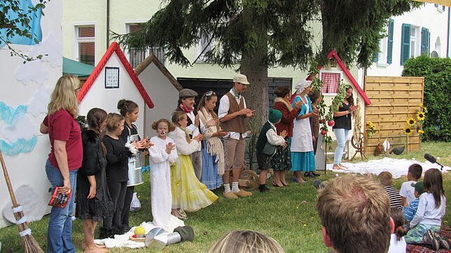 Viel Applaus bekam die junge Nachwuchstruppe der Laienbühne Engelwies für ihren Auftritt. Unterstützt werden sie auf der Bühne von den ...