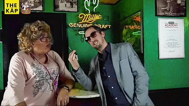 Bargespräche: Natascha (Joachim-Paul Schneider) flirtet mit ihrer Barbekanntschaft Simon Riegger.