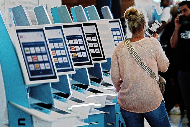 Blick auf Check-In-Schalter in einem Terminal am Berliner Flughafen BER. Eine Firma für Check-in und Boarding an Flughäfen ist Opfer ...