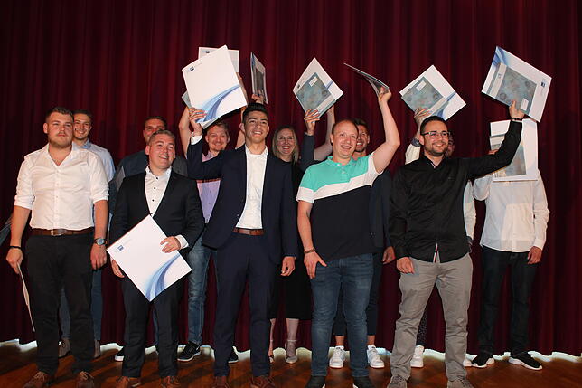 Sie halten endlich den Meisterbrief in der Hand: Die Absolventen der Meisterschule in der Fachrichtung Metall an der Schwenninger ...