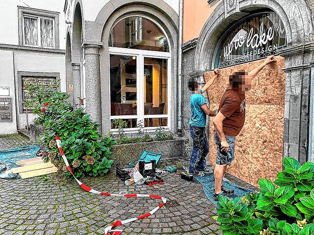 Am Ende der Arbeiten war die gesamte Eingangsfront mit Grobspanplatten versiegelt.